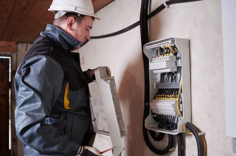 Variación de voltaje en equipos eléctricos.