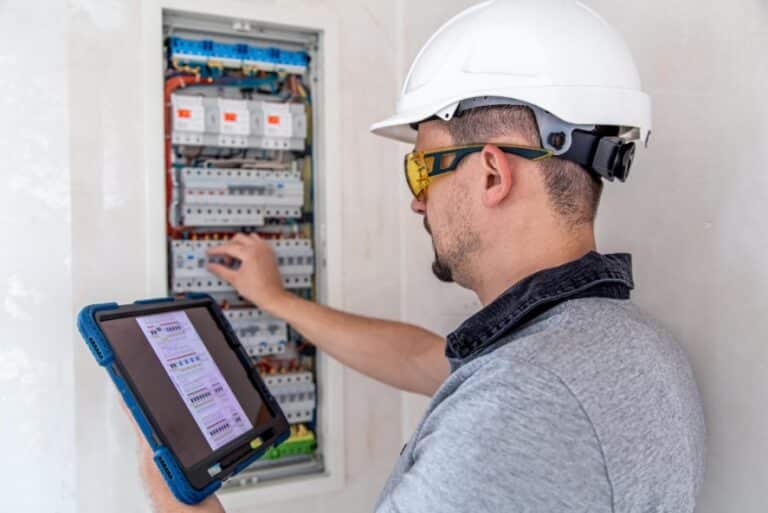 Tableros eléctricos antiguos con monitoreo digital